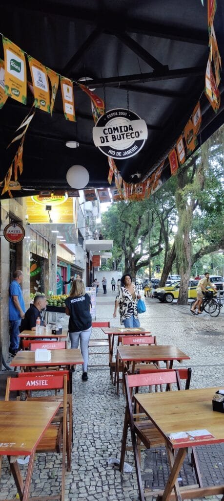 mesas externas do vila rica na gl&oacute;ria rj na cal&ccedil;ada