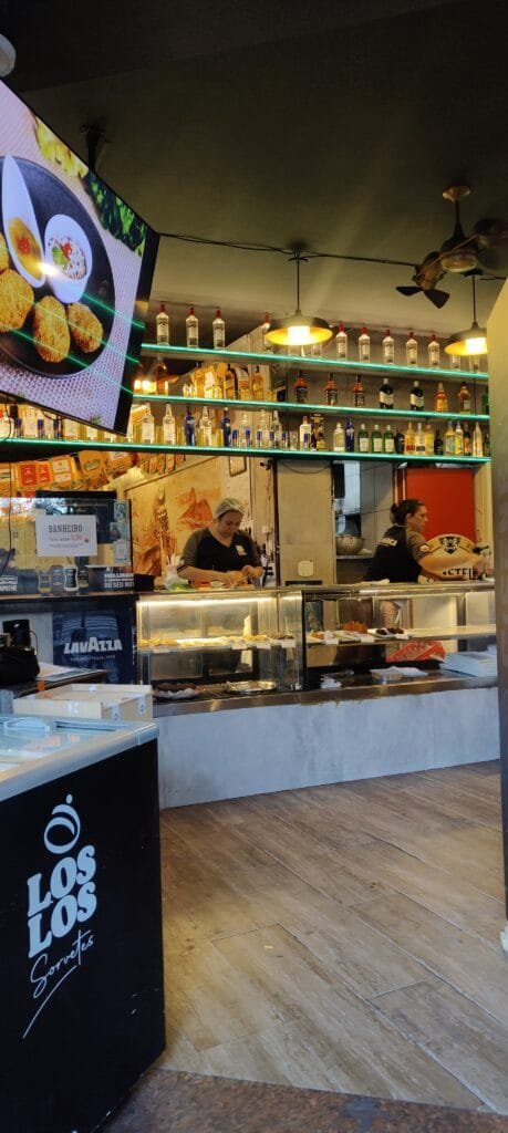 interior do restaurante vila rica na gl&oacute;ria rj com balc&atilde;o e ambiente de boteco