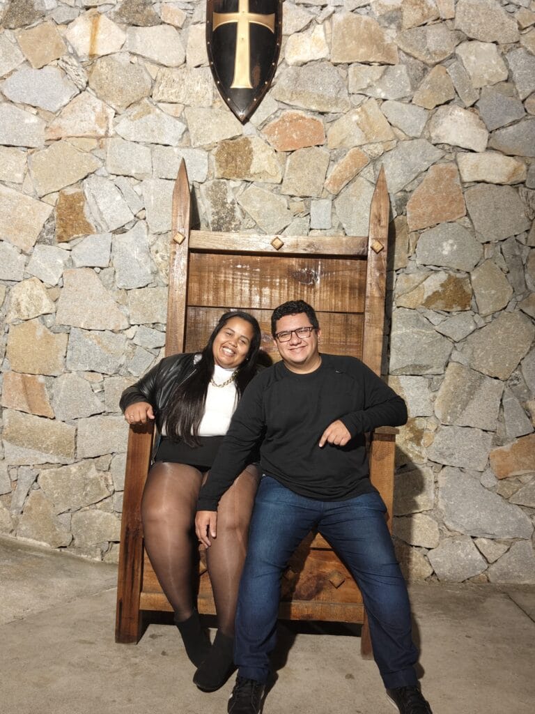 casal no restaurante medieval do hotel vila su&iacute;&ccedil;a 1818 em nova friburgo