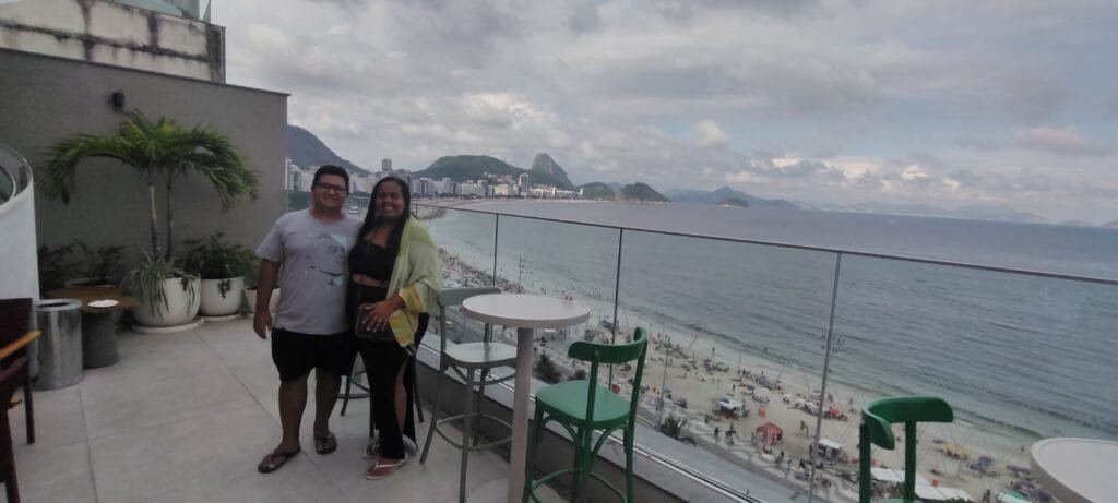casal no vizta rooftop com vista panor&acirc;mica de copacabana