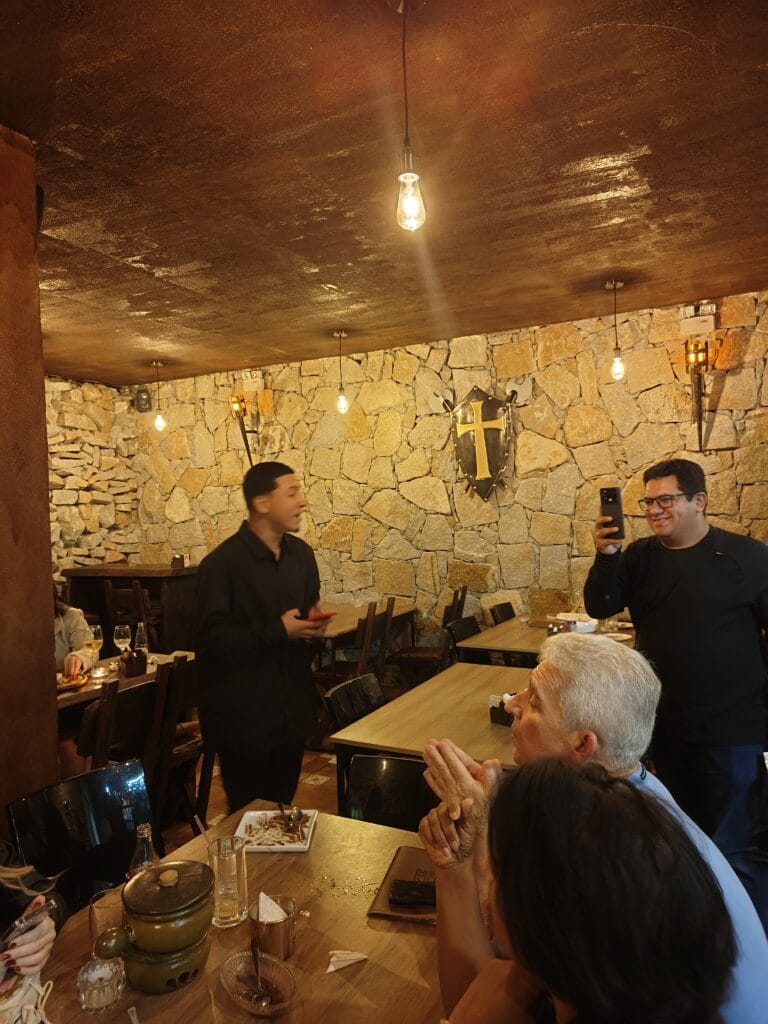 ambiente medieval do restaurante do hotel vila su&iacute;&ccedil;a 1818