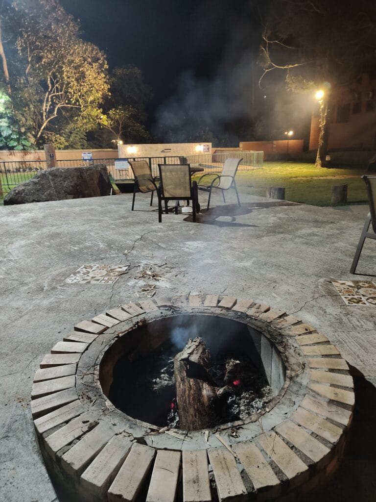 &aacute;rea externa com fogueira no hotel vila su&iacute;&ccedil;a 1818