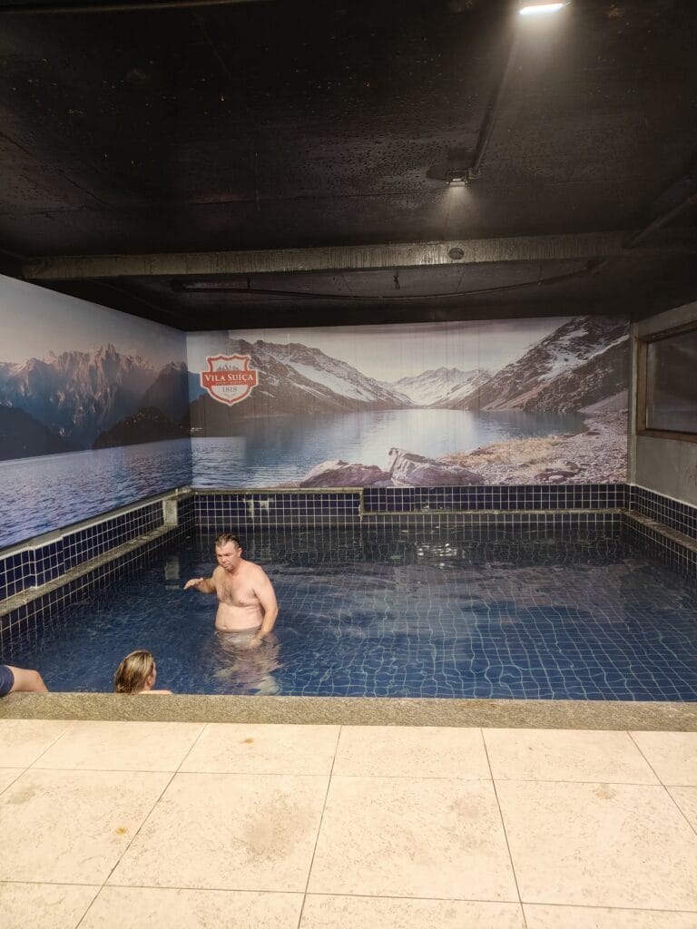piscina aquecida do hotel vila su&iacute;&ccedil;a 1818 em nova friburgo