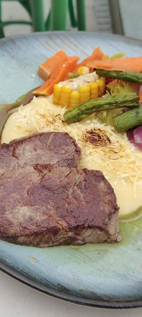 prato de carne com legumes servido no vizta rooftop copacabana