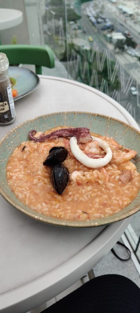 risoto de frutos do mar servido no vizta rooftop em copacabana