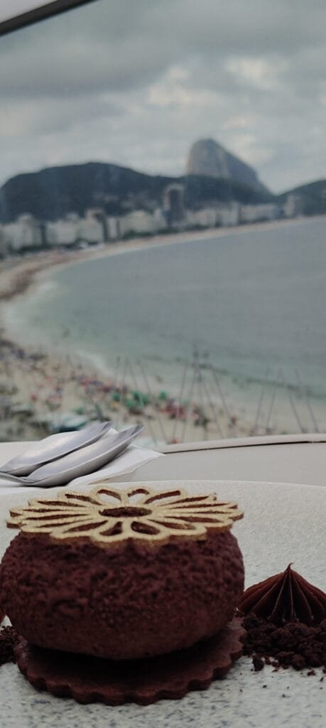 sobremesa gourmet servida no vizta rooftop com vista para copacabana