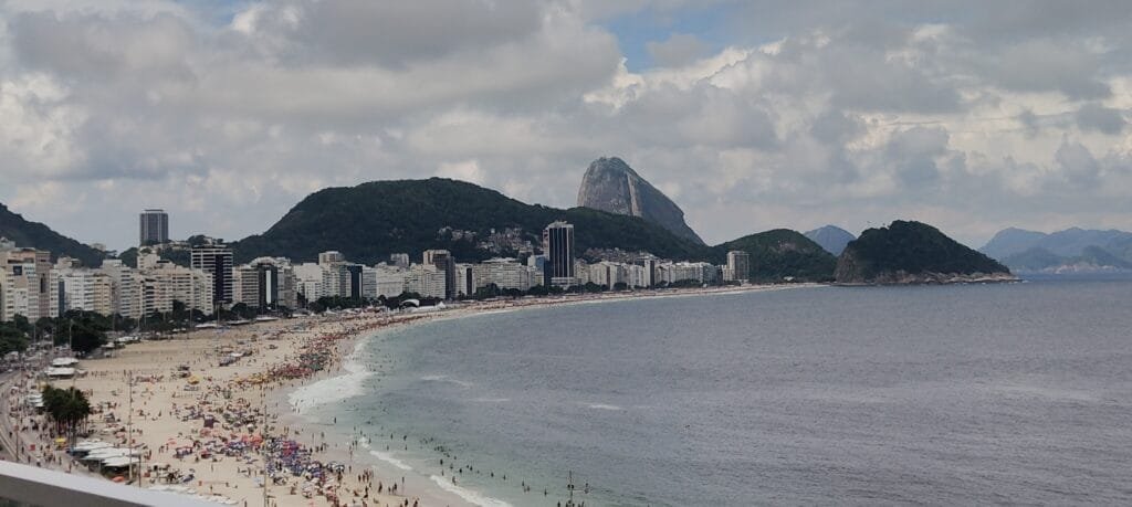 vista do p&atilde;o de a&ccedil;&uacute;car e da orla de copacabana vista de rooftop no rio