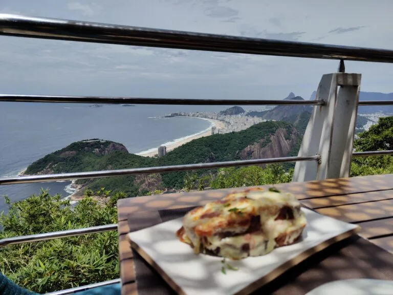 Cl&aacute;ssico Beach Club um restaurante com vista para o mar rio de janeiro