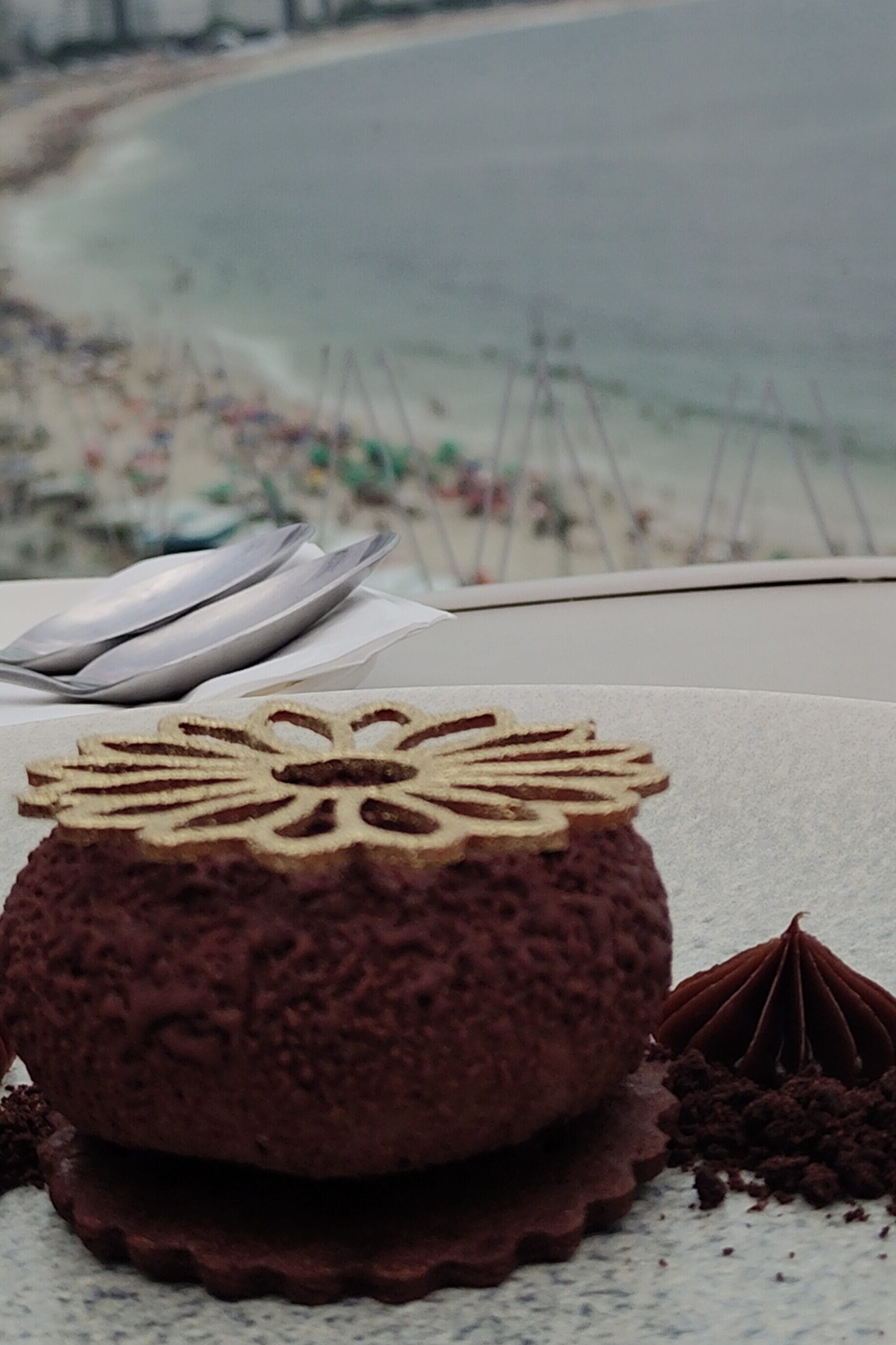 10 Restaurantes com Vista no Rio de Janeiro (2026) 4 sobremesa gourmet servida no vizta rooftop com vista para copacabana