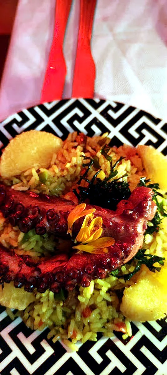 Dida Bar no Rio: vale a pena conhecer o restaurante africano da Lapa? 6 Prato com polvo e arroz colorido no Dida Bar Rio de Janeiro