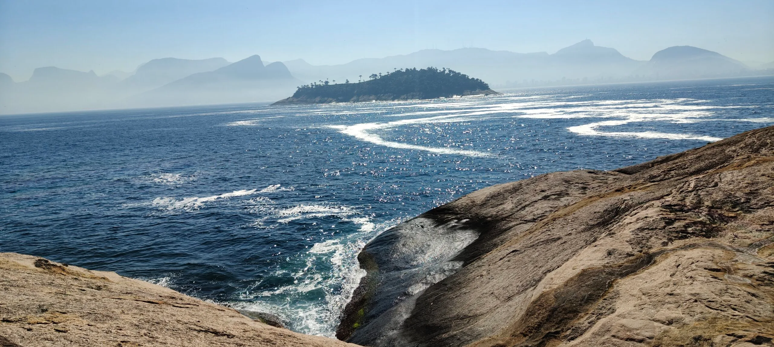 Passeio às Ilhas Cagarras no Rio: barco, trilha, preço e nossa experiência 1 Passeio às Ilhas Cagarras no Rio: barco, trilha, preço e nossa experiência