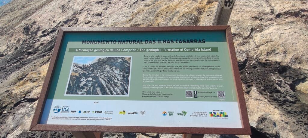 Passeio às Ilhas Cagarras no Rio: barco, trilha, preço e nossa experiência 3 Placa informativa sobre a formação geológica da Ilha Comprida no Monumento Natural das Ilhas Cagarras