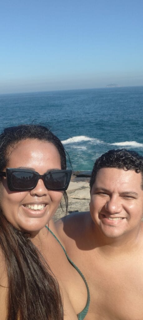 Passeio às Ilhas Cagarras no Rio: barco, trilha, preço e nossa experiência 2 Casal durante passeio às Ilhas Cagarras, com o mar aberto do Rio de Janeiro ao fundo