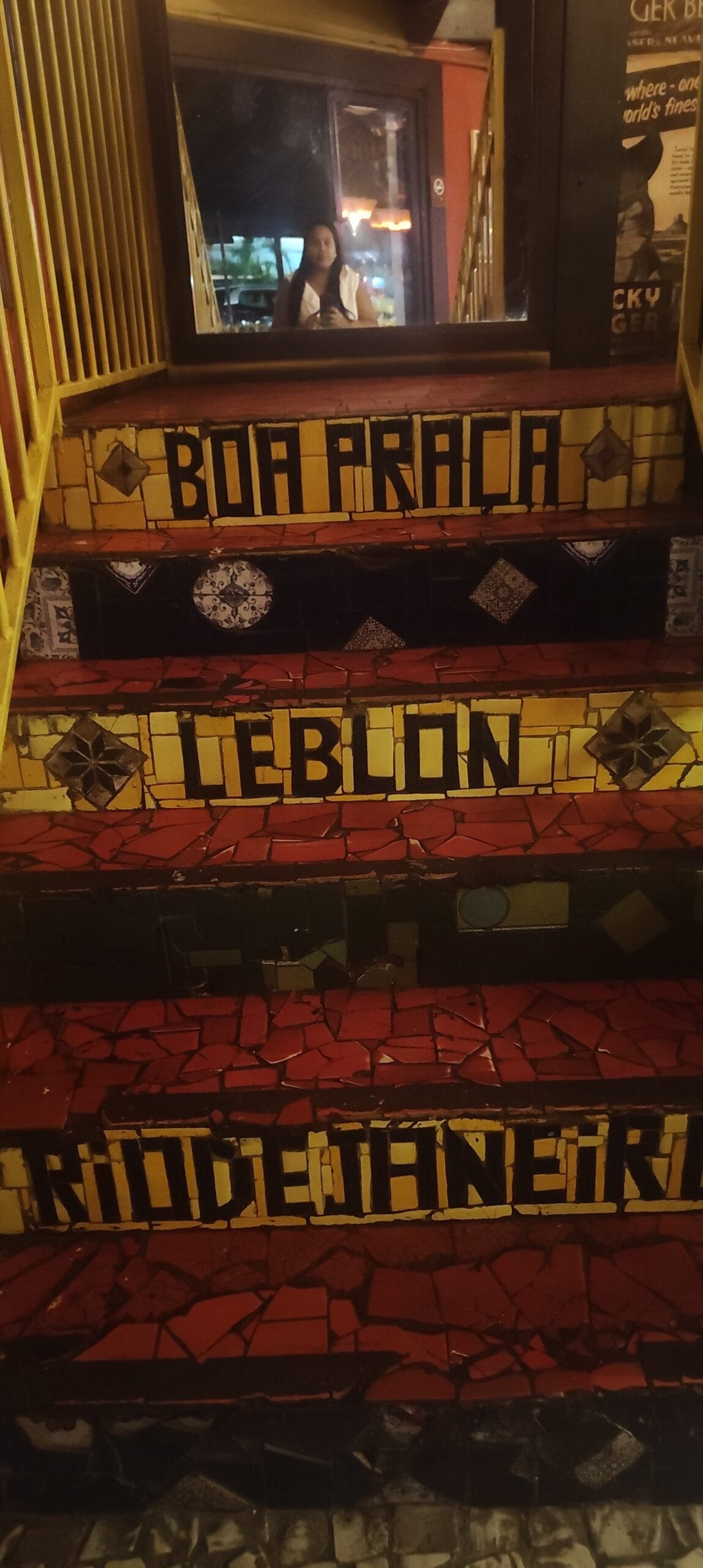 Boteco Boa Praça Leblon: vale a pena? Nossa experiência, o que pedir e dicas 3 Escada do Boteco Boa Praça Leblon na Rua Dias Ferreira, Rio de Janeiro