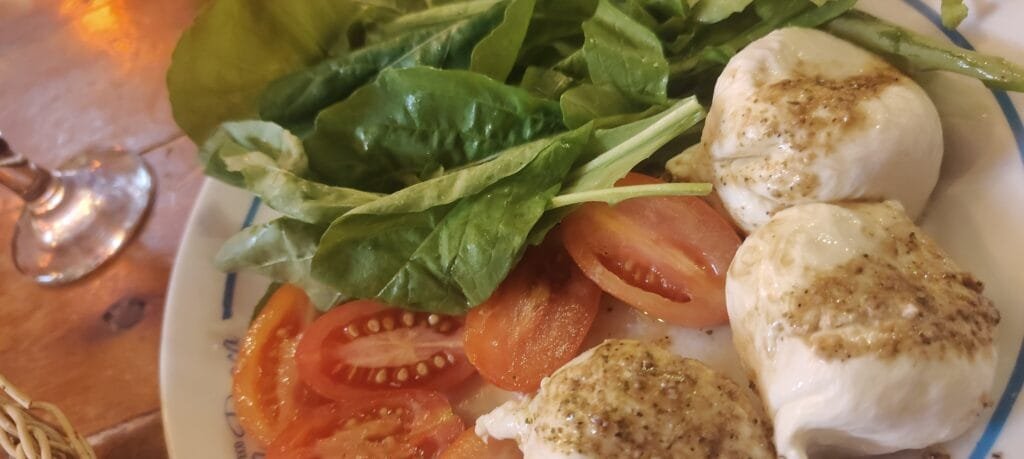 Boteco Boa Praça Leblon: vale a pena? Nossa experiência, o que pedir e dicas 2 Burrata Boa Praça com tomate, rúcula e molho balsâmico no Boa Praça Leblon