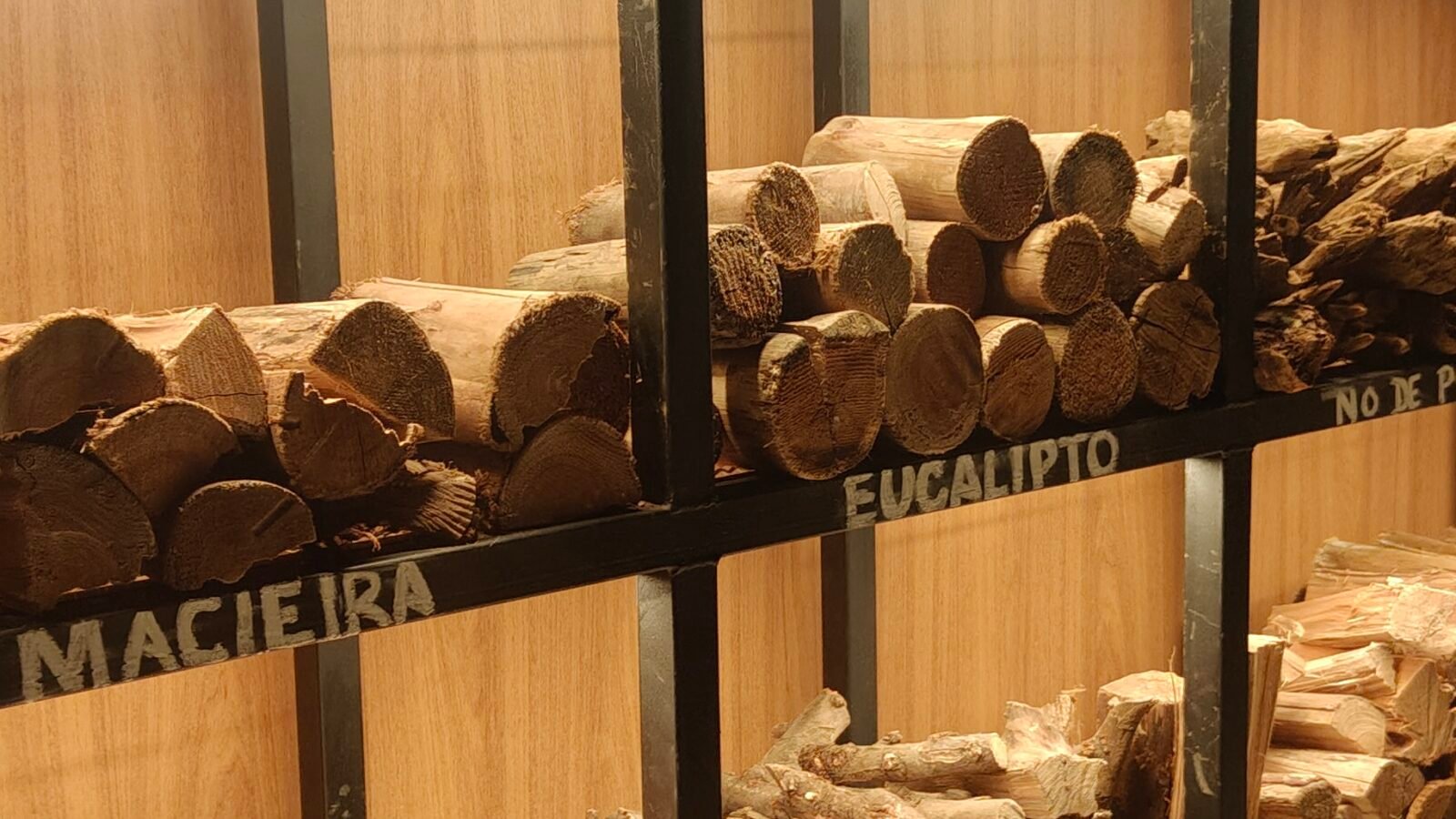 Restaurante São Miguel em Botafogo vale a pena? Nossa experiência e quanto gastamos 1 Salão do Restaurante São Miguel em Botafogo, com mesas, madeira e iluminação aconchegante.