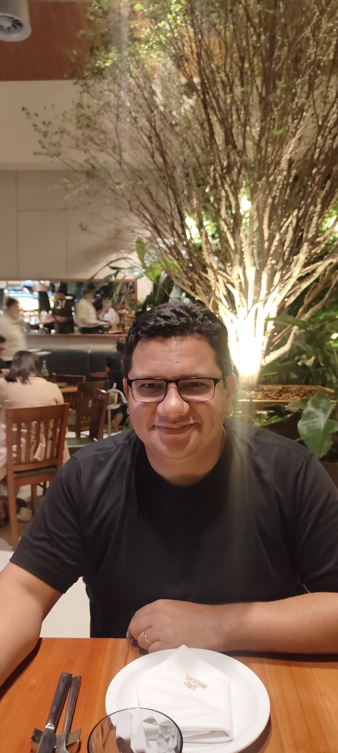 Restaurante São Miguel em Botafogo vale a pena? Nossa experiência e quanto gastamos 7 Thiago durante jantar no Restaurante São Miguel, em Botafogo, Rio de Janeiro.