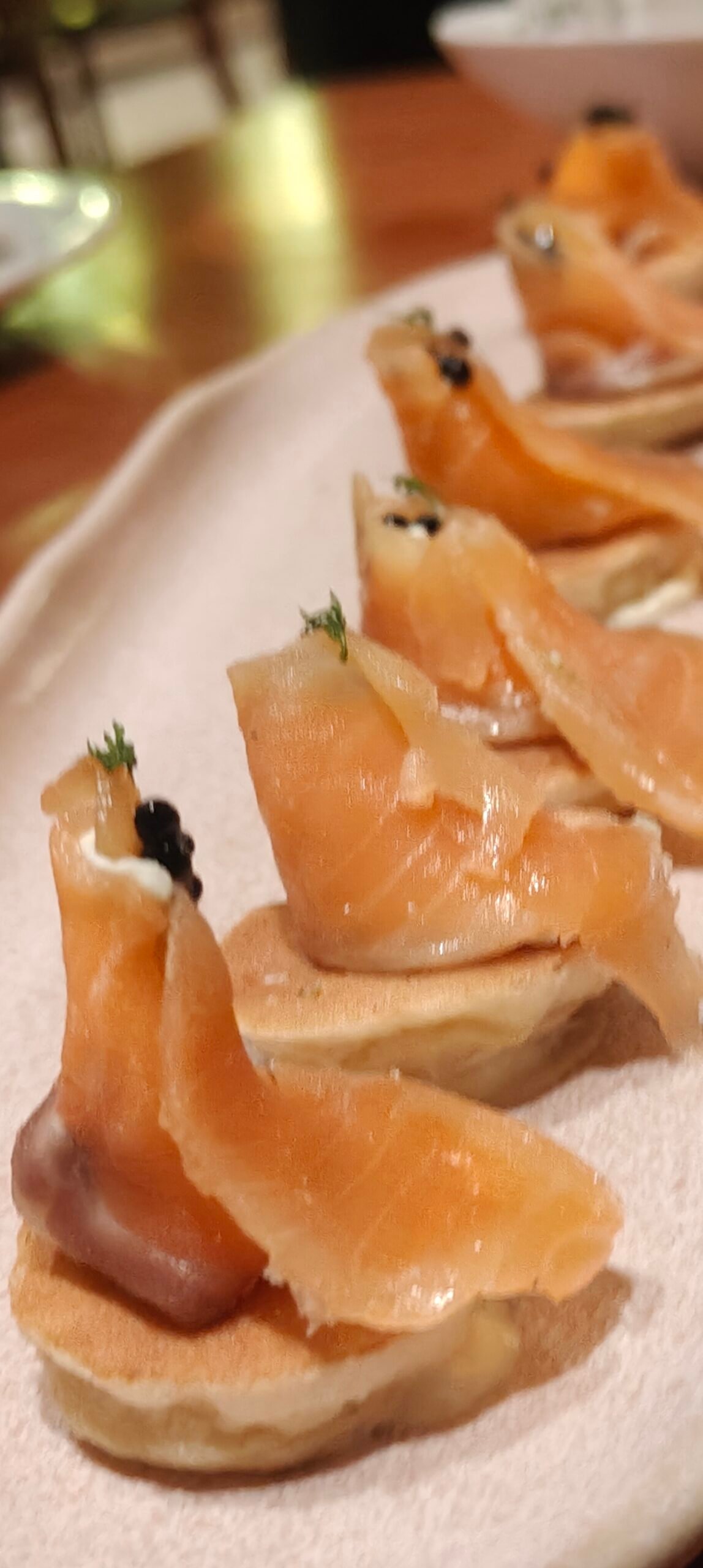 Restaurante São Miguel em Botafogo vale a pena? Nossa experiência e quanto gastamos 8 Salmão marinado servido sobre blinis com sour cream no Restaurante São Miguel, em Botafogo.