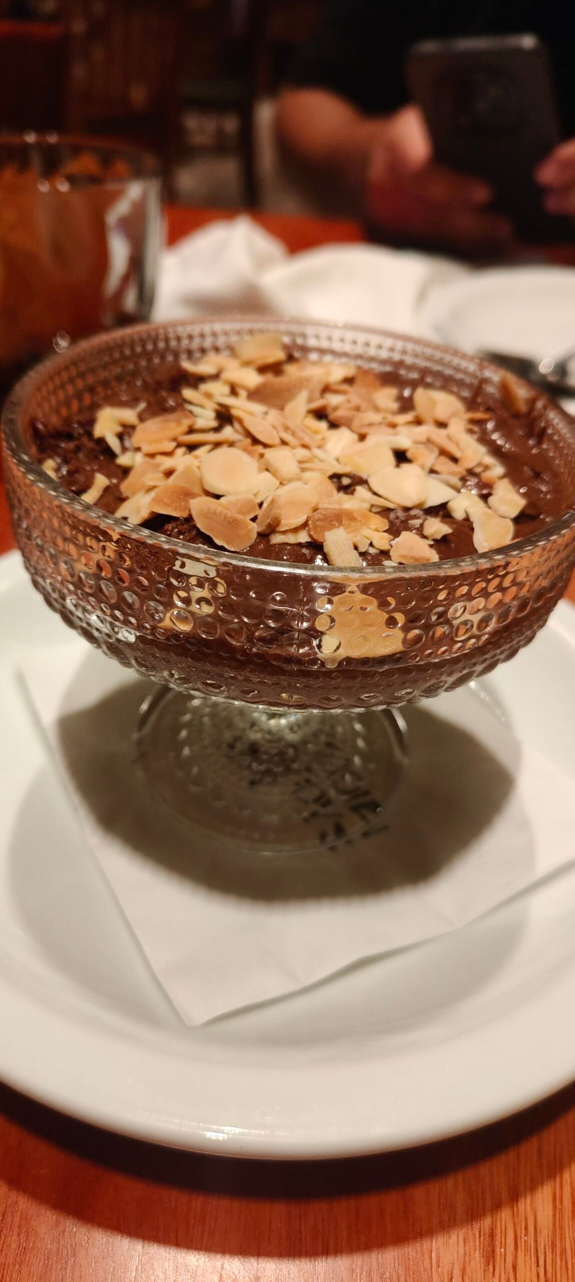 Restaurante São Miguel em Botafogo vale a pena? Nossa experiência e quanto gastamos 13 Mousse de chocolate com amêndoas e flor de sal no Restaurante São Miguel, em Botafogo.
