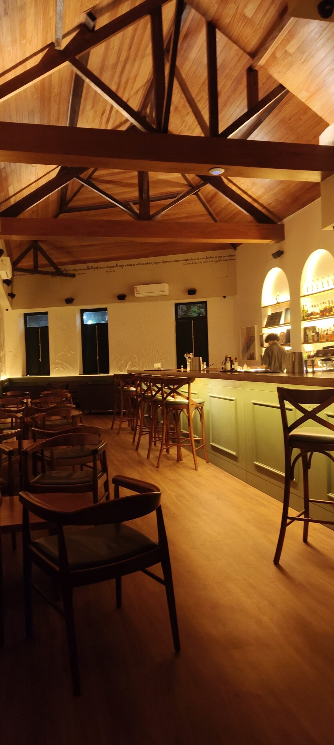 Restaurante São Miguel em Botafogo vale a pena? Nossa experiência e quanto gastamos 4 Bar e salão interno do Restaurante São Miguel, em Botafogo, com teto de madeira e iluminação quente.