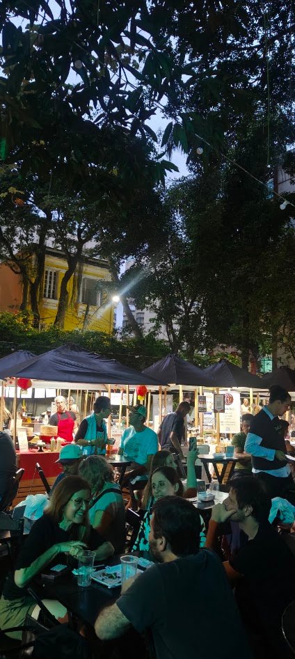 O Que Fazer no Rio Esta Semana: 160+ Eventos (2 a 9/10) 2 Evento ao ar livre no Rio de Janeiro com barracas e público à noite