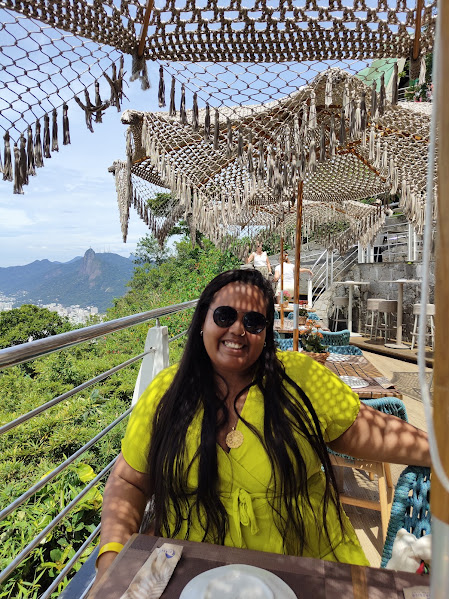 O Que Fazer no Rio de Janeiro: Guia Completo com Roteiros, Praias, Museus e Experiências 5 Pessoa no Clássico Beach Club Urca com vista para os morros do Rio de Janeiro