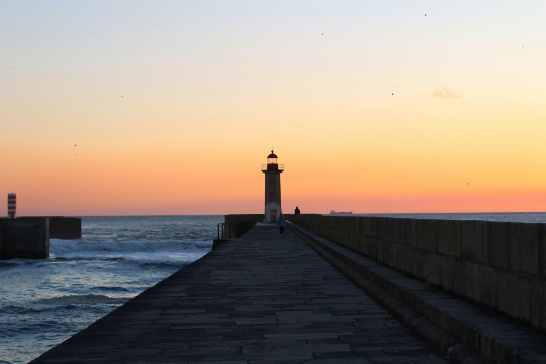 Onde ficar no Porto: melhores bairros e hotéis em 2026 4 Pôr do sol no farol da Foz do Douro, Porto, Portugal