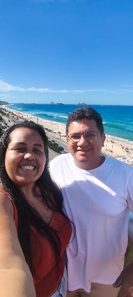 Casal em hotel com vista para a Praia da Barra da Tijuca, no Rio de Janeiro