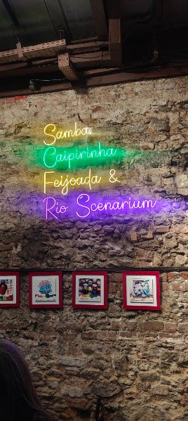 O Que Fazer no Rio Esta Semana: 160+ Eventos (2 a 9/10) 3 Parede de tijolos do Rio Scenarium na Lapa com letreiro de samba e caipirinha