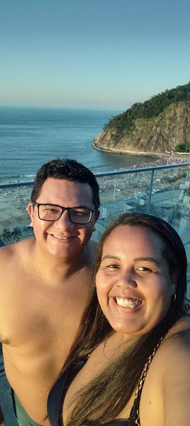Casal em rooftop no Leme com vista para a Praia do Leme, no Rio de Janeiro