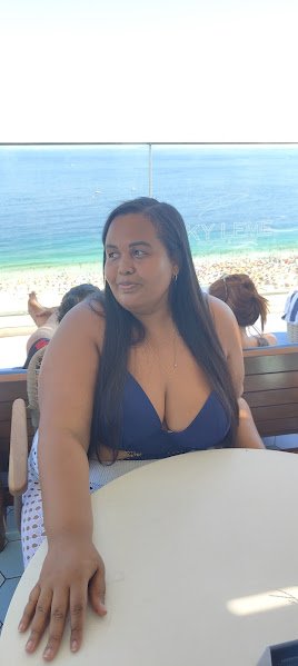 Pessoa em rooftop no Leme com vista para a praia no Rio de Janeiro