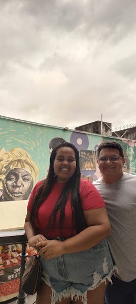 Casal no MUCAB Rio, espaço cultural ligado à memória e à cultura afro-brasileira no Rio de Janeiro