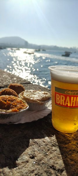 Cristo Redentor e Pão de Açúcar no mesmo dia: roteiro completo 3 Petiscos e bebida na Mureta da Urca com a Baía de Guanabara ao fundo, no Rio de Janeiro