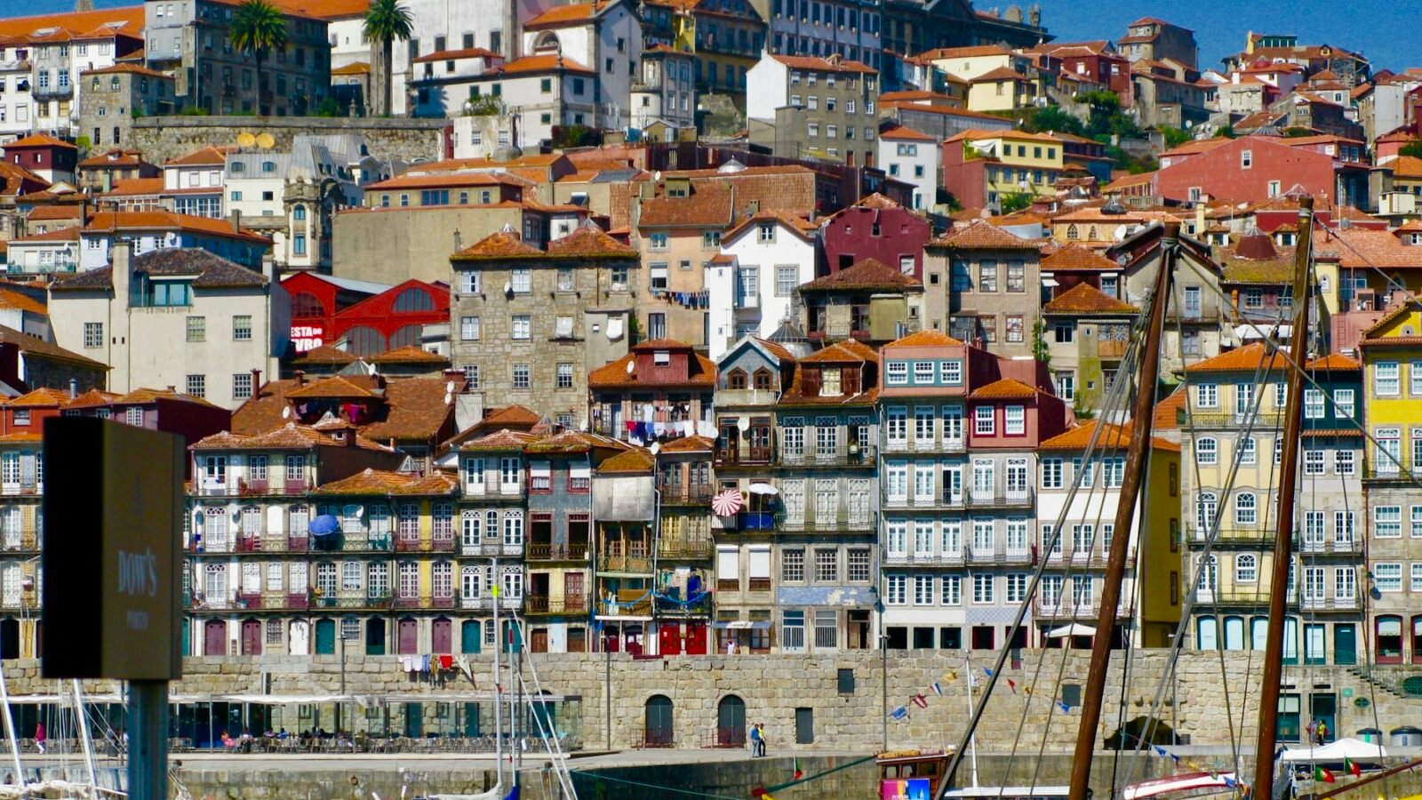 Onde ficar no Porto: melhores bairros e hotéis em 2026 1 Vista da Ribeira e do Rio Douro no Porto, Portugal