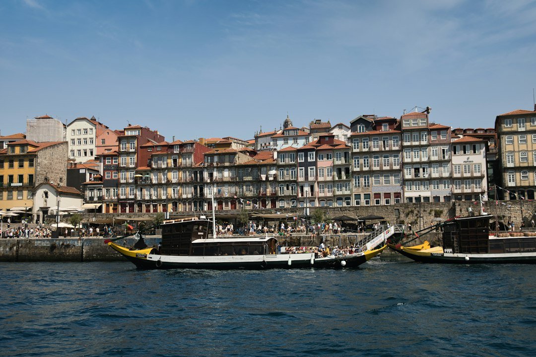 Onde ficar no Porto: melhores bairros e hotéis em 2026 2 Ribeira do Porto com fachadas coloridas e barco no Rio Douro